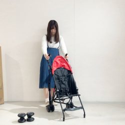 CKバギーを組み立てる女性 CKバギーを組み立てる女性